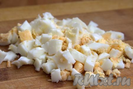 Яйца сварить вкрутую (после закипания воды варить 10 минут), затем охладить, очистить и нарезать на небольшие кубики.