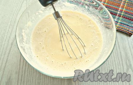 Снова перемешиваем тесто и оставляем его минут на 10 «отдохнуть».