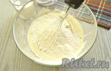 В смесь сгущёнки и яиц просеиваем в 2-3 захода пшеничную муку, сразу перемешивая ингредиенты миксером.