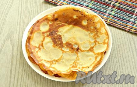 Жарим блинчик с каждой стороны, примерно, по 1 минуте на среднем огне (до румяности). Снимаем блин со сковороды и кладём на тарелку. Прежде чем приступить к формированию следующего блинчика, тесто следует перемешать. Сковороду смазываем&nbsp;маслом только по необходимости.&nbsp;У меня вышло 12 блинчиков из предложенного количества ингредиентов (диаметр моей сковороды 18 см).