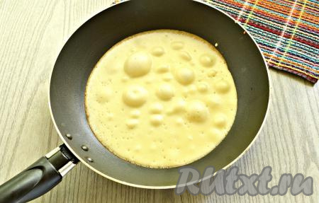 Поверхность сковороды смазываем маслом, хорошо прогреваем её. Зачерпываем половником порцию блинного теста и распределяем её равномерно по дну сковороды, слегка поворачивая в руках сковородку.