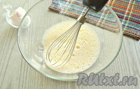 В глубокую миску разбиваем куриные яйца, подсыпаем к ним щепотку соли и взбиваем миксером 2 минуты.