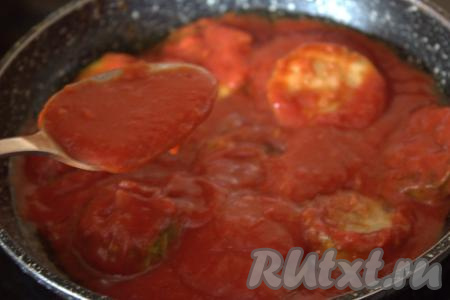 Томатную пасту развести водой, тщательно перемешать. Все обжаренные кабачки вернуть в сковороду, в которой они обжаривались, добавить томатную пасту, разведённую водой, и пропущенный через пресс чеснок (я заменила свежий чеснок на сушёный), поставить на огонь, после закипания уменьшить огонь.