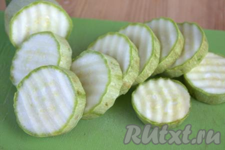 Кабачок&nbsp;вымыть, срезать с двух сторон хвостики (если кожура тонкая, её можно не срезать). Затем нарезать кабачок&nbsp;на кружочки толщиной, примерно, 1 сантиметр.