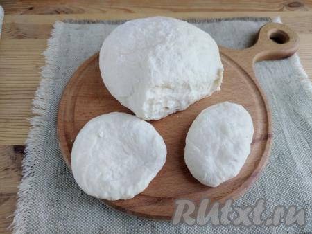 На твёрдую поверхность насыпать оставшиеся 40 грамм муки, вымешивать тесто в течение 1-2 минут (до гладкости), а затем придать ему форму шара. Заварное дрожжевое тесто получается пористым, очень нежным и мягким, из него сразу можно формировать и жарить пирожки.