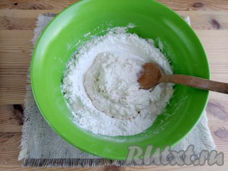 В углубление влить дрожжевую смесь, перемешать массу ложкой. Должен получиться вязкий небольшой ком теста и мука по краям.