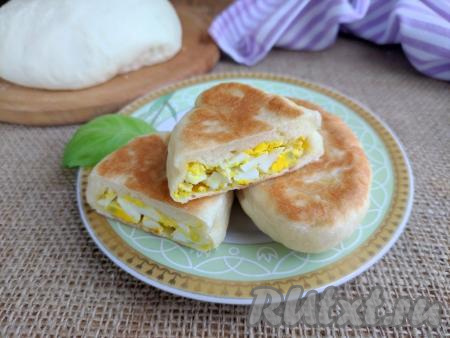 Вот такие пышные, мягкие жареные пирожки с яйцами и луком у меня получились из этого теста.