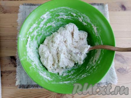 Прямо в центр мучного кома влить кипяток и очень быстро ложкой замесить тесто.