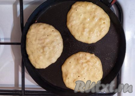 На смазанную растительным маслом и разогретую сковороду налить тесто в виде оладий. Выкладывать тесто на сковороду удобно маленьким половником приплюснутой формы, тогда оладушки получаются одинакового размера, красивой круглой формы.