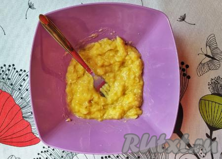 Бананы освободить от кожуры и размять вилкой до образования однородной массы.