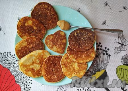 Банановые оладьи, приготовленные на&nbsp;кефире с рисовой мукой, подавать горячими со сметаной. Такие оладушки очень удачно сочетаются с арахисовой пастой.