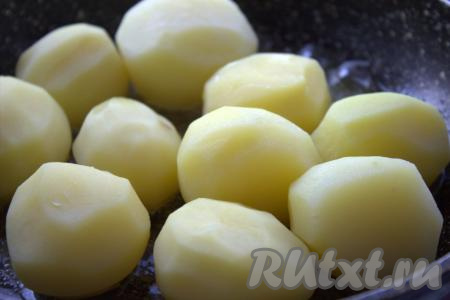 Выложить в сковороду картофель и обжаривать на среднем огне до устойчивой золотистой корочки со всех сторон (минут 7-10), периодически переворачивая. Готовность картошки можно проверить, проткнув её&nbsp;зубочисткой (если картофелина легко прокалывается - значит готова). В конце жарки картофель Шато приправить специями по вкусу и ещё немного посолить.