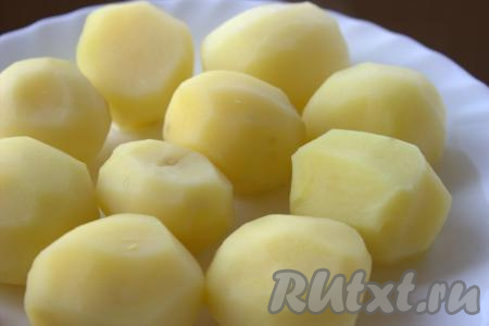 Очень аккуратно, чтобы не развалилась,&nbsp;достать картошку из воды и переложить на тарелку. Я доставала при помощи сита. Дать картошке обсохнуть в течение нескольких минут (оставлять отваренные клубни надолго не нужно).