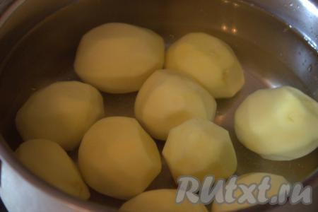 Картофелины среднего размера вымыть, очистить от кожуры. Старайтесь чистить так, чтобы картошка приобрела форму "бочонка". В кастрюлю с очищенной картошкой влить воду, поставить на огонь и слегка посолить. Варить клубни до полуготовности (с момента закипания воды варить минут 7). Продолжительность варки во многом зависит от сорта картофеля. Отваренная картошка должна хорошо держать форму, но не развалиться. 