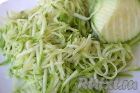 Молодой кабачок вымыть, срезать хвостики с двух сторон, а затем натереть на средней тёрке (для приготовления котлет нужно 350-400 грамм натёртого кабачка), слегка посолить. У меня был кабачок с тонкой кожурой, поэтому я кожуру не срезала.