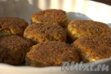 Переложить обжаренные овощные котлеты&nbsp;в жаропрочную форму и довести их до готовности&nbsp;в духовке&nbsp;разогретой&nbsp;до 200 градусов в течение&nbsp;10-15 минут.