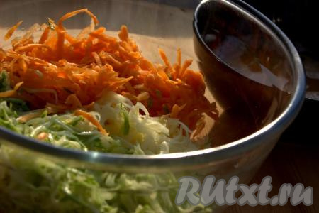 Оставить картошку, кабачки и морковку на 10-15 минут, чтобы овощи пустили сок. Затем их хорошо отжать и поместить в глубокую миску.