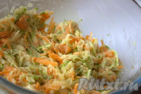 Овощную массу хорошо перемешать, она должна быть плотной, при необходимости, можно добавить ещё немного муки.