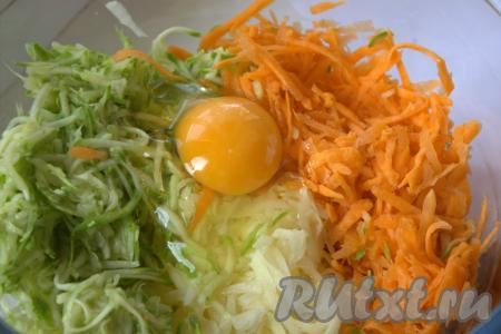 Добавить в миску сырое яйцо.