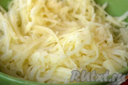 Картофелины очистить, вымыть и натереть на той же средней тёрке, слегка посолить.