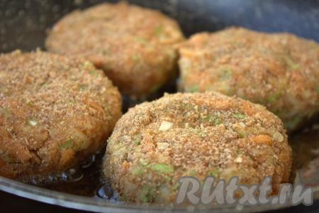 Из получившейся овощной массы сформировать котлеты небольшого размера и желаемой формы. Обвалять котлеты в панировочных сухарях со всех сторон. В сковороде разогреть растительное масло, выложить сформированные овощные котлеты. Обжарить котлеты из кабачков, моркови и картофеля с двух сторон на достаточно сильном огне до образования золотистой корочки (минуты по 3 с каждой стороны).