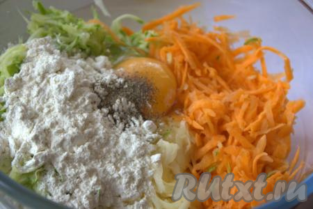 Затем всыпать муку и приправить по вкусу (я добавила чёрный молотый перец).