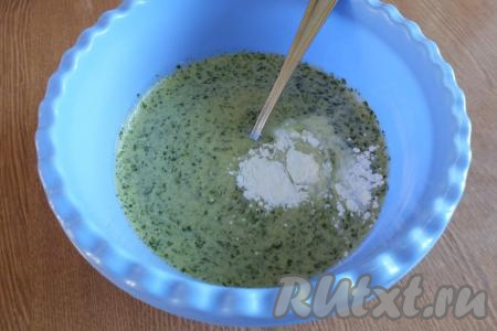 Переложите получившуюся смесь шпината и яиц в миску, добавьте кефир, сахар, соль, разрыхлитель, перемешайте ложкой.