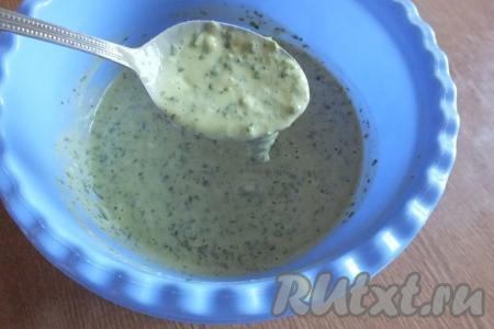 Тесто для оладий должно получиться жидковатым - будет сползать с ложки, но не литься (как на фото).