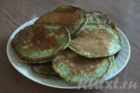 Готовые оладушки переложите на тарелку, а из оставшегося теста постепенно пожарьте все оладьи, складывая их на тарелку.