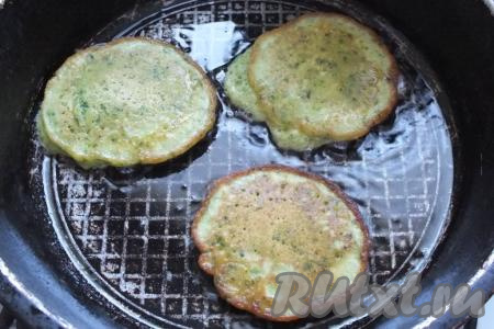 Жарьте шпинатные оладьи с двух сторон до румяности (на обжаривание каждого оладушка с двух сторон потребуется около 2 минут).