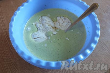 Затем всыпьте муку, растительное масло, ещё раз хорошо перемешайте.