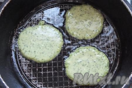 В сковороде разогрейте немного растительного масла, убавьте огонь до среднего, влейте на сковороду тесто в виде оладий (для формирования 1 оладушка я наливаю на сковороду 2,5 столовых ложки теста).