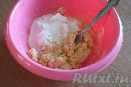 Влейте тёплое молоко и хорошо перемешайте. Тесто начнет густеть, приобретать мажущую консистенцию. Всыпьте сахарную пудру.