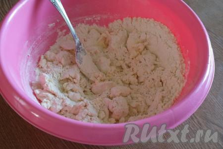 Просейте в миску с маслом муку и хорошо разотрите вилкой. Масса начнёт собираться в комочки.