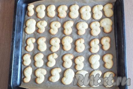 Печенье, приготовленное на молоке и сливочном масле без добавления яиц, должно получиться светлым, но с румяным краешком и донышком. Пышным оно не будет, так как в его составе нет разрыхлителя.