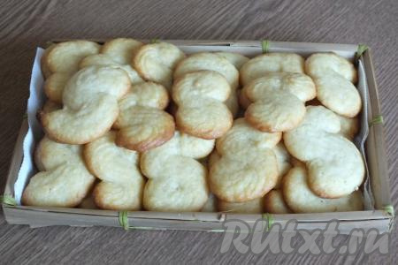 Противень с готовым печеньем достаньте из духовки, переложите печенюшки в вазочку и дайте им остыть. Можно подавать печенье и чуть тёплым.