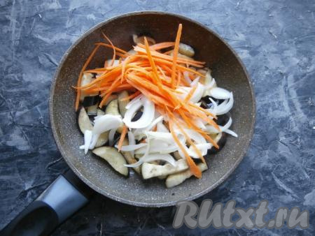 Баклажаны чуть отжать&nbsp;от жидкости, выложить на сковороду, достаточно хорошо разогретую с растительным&nbsp;маслом, и обжарить минут 5 на среднем огне. Затем добавить нарезанный перьями (или полукольцами) лук, выложить морковь, натёртую на корейской тёрке.