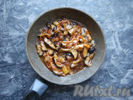 На небольшом огне протушить баклажаны, постоянно их перемешивая, ещё&nbsp;3-4 минуты. Соус загустеет и баклажаны приобретут красивый зеркальный цвет.