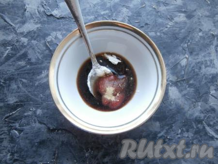 К соевому соусу добавить томатную пасту, сушёный имбирь, крахмал, сахар и влить уксус.