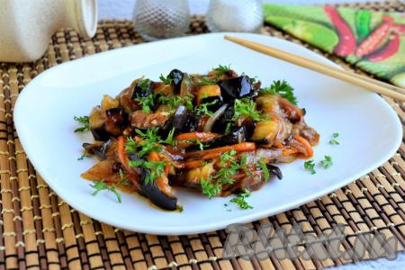 Дать очень вкусным, ароматным баклажанам, тушёным в кисло-сладком соусе по-китайски, остыть, посыпать их мелко нарезанной зеленью и подать к столу в качестве гарнира, закуски или просто на ломтике хлеба.