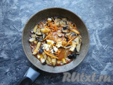 Обжаривать всё вместе, перемешивая, 7-10 минут на среднем&nbsp;огне. Далее влить подготовленный соус,&nbsp;добавить измельчённый чеснок и немного молотого перца чили.