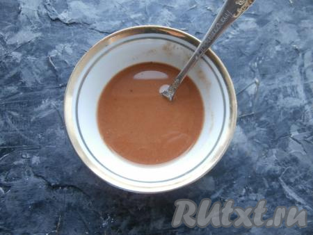 Хорошо перемешать получившийся соус, влить воду и ещё раз перемешать.