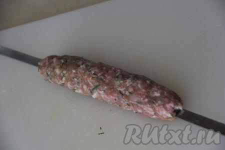 Готовый холодный фарш разделить на части, примерно, по 90 грамм. Насадить каждую часть фарша на шампур&nbsp;и равномерно распределить,&nbsp;сформировав длинный люля-кебаб (как на фото). Руки лучше смочить холодной водой, чтобы фарш не прилипал к рукам.