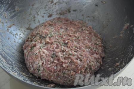 Тщательно вымесить фарш и отбить на столе. Отбиваем фарш следующим образом: помещаем его в целлофановый пакет и несколько раз с силой роняем на стол. После такой процедуры выделяется клейковина, фарш будет лучше держать форму&nbsp;и наши люля-кебабы не развалятся при приготовлении.&nbsp;Поместить фарш в холодильник минимум на 1 час.