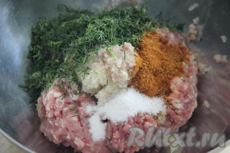 Лук поместить в марлю и отжать лишний сок. Отжатую мякоть лука соединить с мясным фаршем, чесноком, добавить соль, специи и укроп.