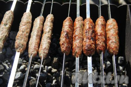 Жарить на седых углях без прямого огня, используя только жар углей мангала, до золотистого цвета, часто переворачивая люля-кебабы, чтобы они равномерно прожарились.