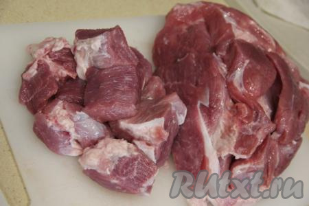 Свинину лучше взять с жирком или добавить грамм 100 сала. Нарезать свинину на кусочки и пропустить через мясорубку.