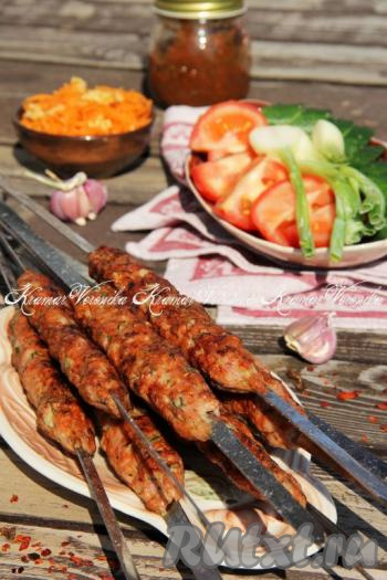 Очень вкусные, сочные,&nbsp;аппетитные люля-кебабы из свинины, приготовленные на мангале, подать к столу в горячем виде с лавашом, соусом и овощами.​​​