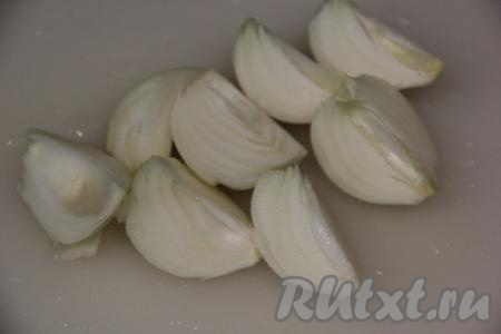 Лук почистить и нарезать на кусочки. В отдельную посуду тоже через мясорубку пропустить лук.