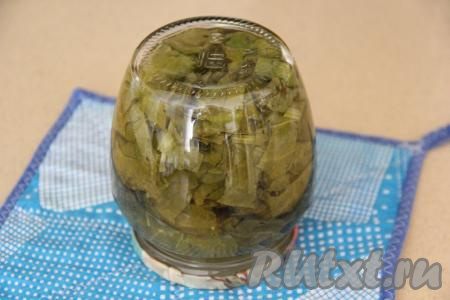 Закрутить банку крышкой. Перевернуть баночку с щавелем вверх дном, закутать в одеяло (или плед) и оставить в таком виде до полного остывания, а затем убрать на хранение в кладовку.